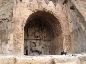 نمای طاق بستان در حال بازسازی